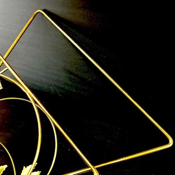 Mid Century Modern gold tone metal magazine/ record holder with maple leaf motif - Picture 4 of 8